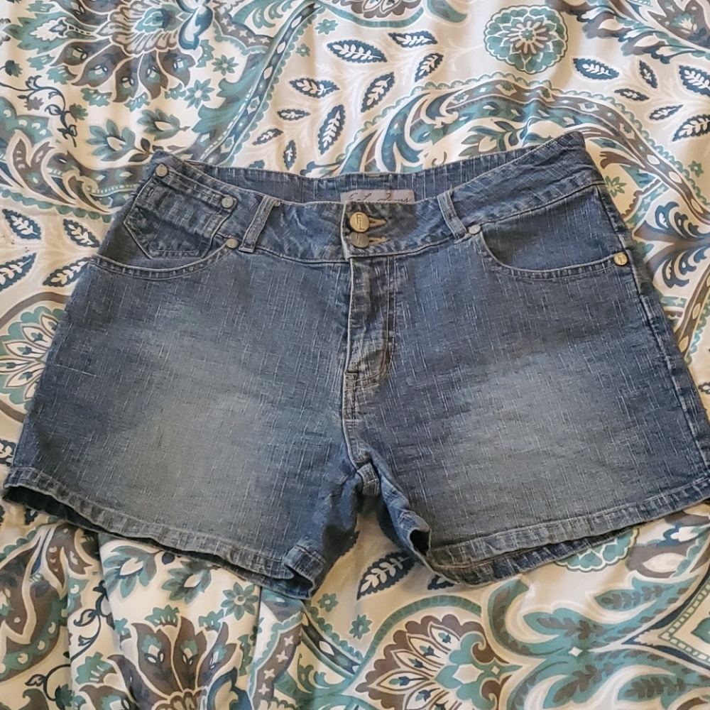 3/$25 Women Blue Jean F.L. Jeans Shorts in a Size 7/8